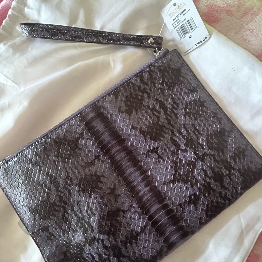 MICHAEL KORS LARGE JETSET TRAVEL WRISTLET. AMETHYST